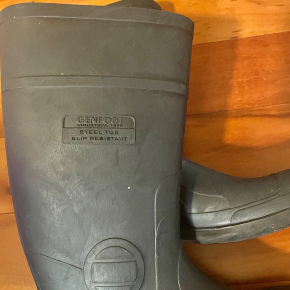 Genfoot Inc. Black Steel Toe Slip Resistant Rubber Safety Boots SIZE: 11 - Picture 7 of 8